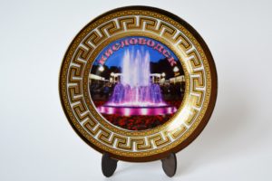Тарелка сувенирная с золотым орнаментом
